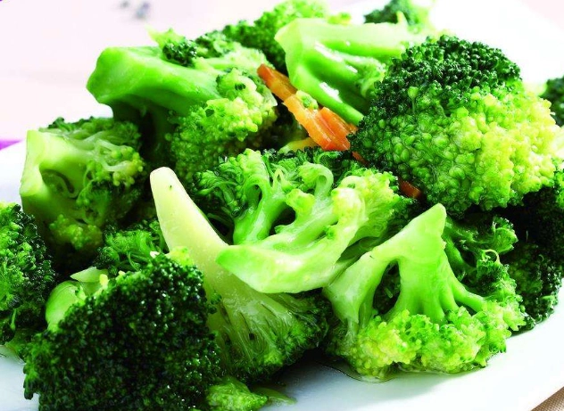 清炒西兰花:纠结吃点啥的时候建议品尝这道佳肴,味道很不错