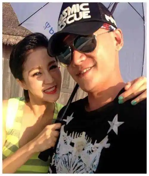 陆毅家庭四人游马尔代夫妻子浓妆变老气女儿似父