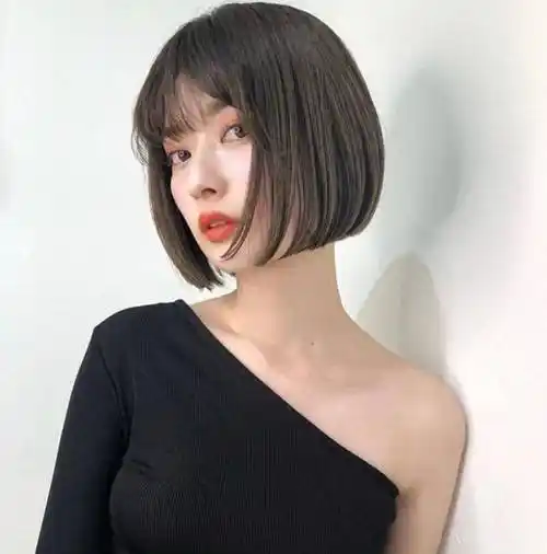 发型太雷人,齐刘海波波头厚重又廉价,看着像戴了顶假发_头发_短发