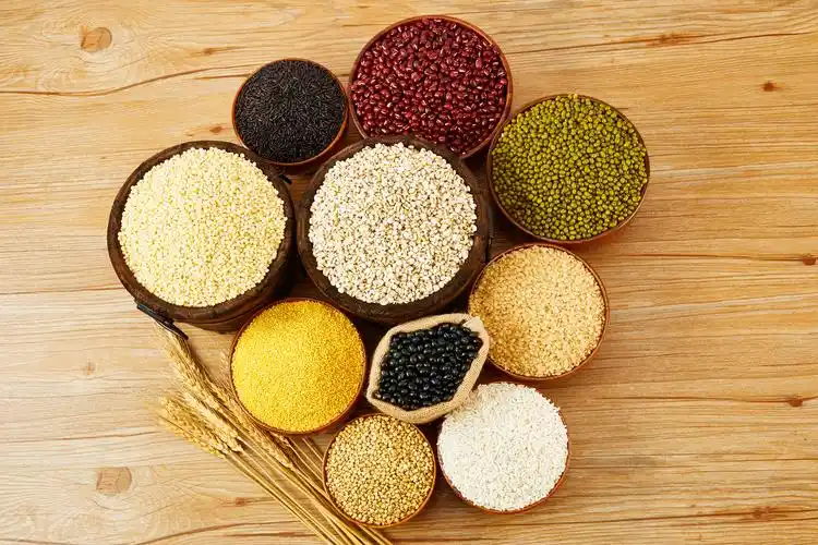 俯视图木纹五谷杂粮五谷组合粮食组合木碗麻袋黑米糙米绿豆