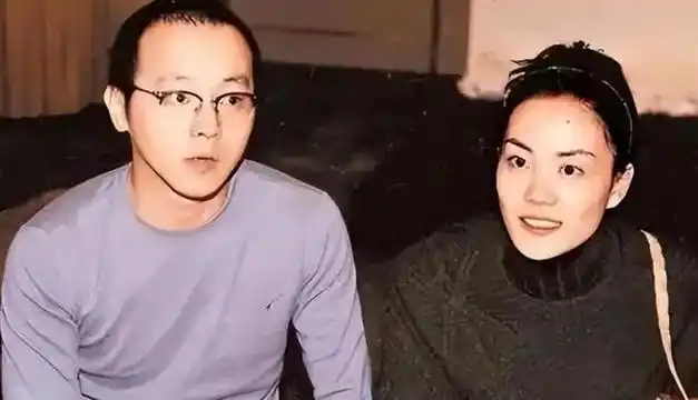 1999年他们的婚姻仅维持三年,便以离婚告终,女儿窦靖童跟随她一起生活