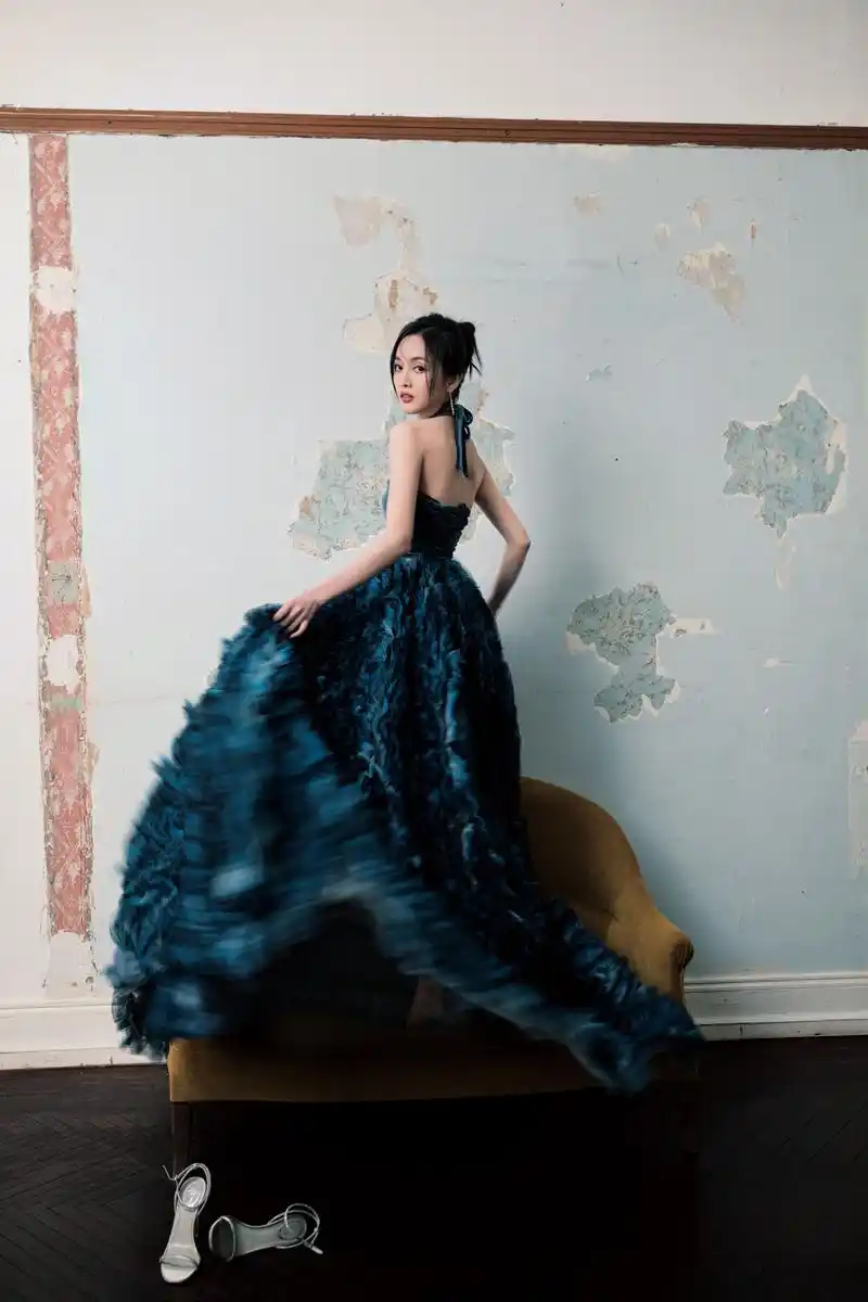 时尚icon吴宣仪演绎典雅礼服裙的精致魅力打造沉静肆意的纯美视觉