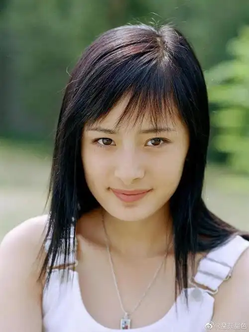 杨幂2003年的青春写真看看近二十年后变化如何