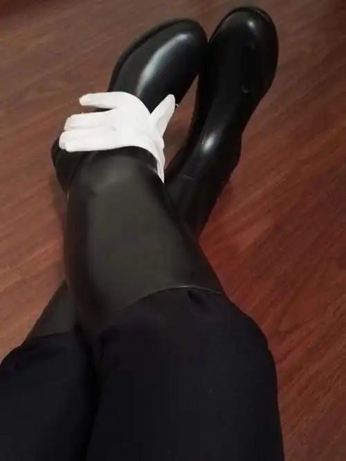 胶马靴与白手套