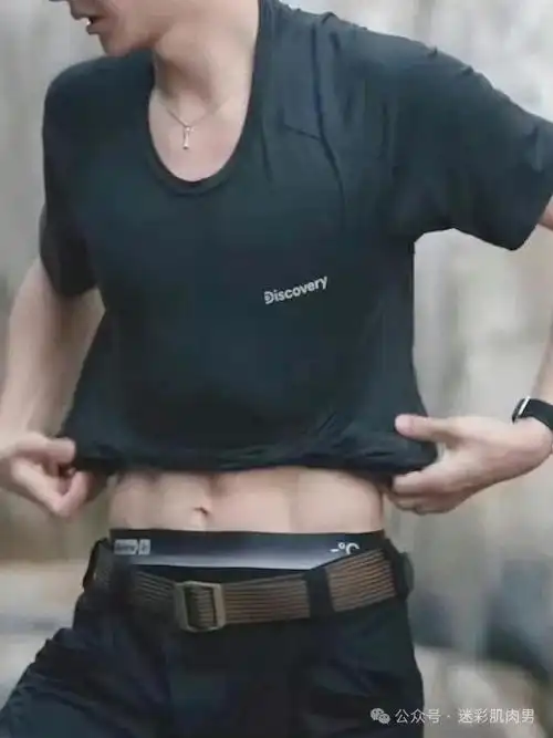 王一博湿身出镜,竟然还有腹肌!这身材太棒了!