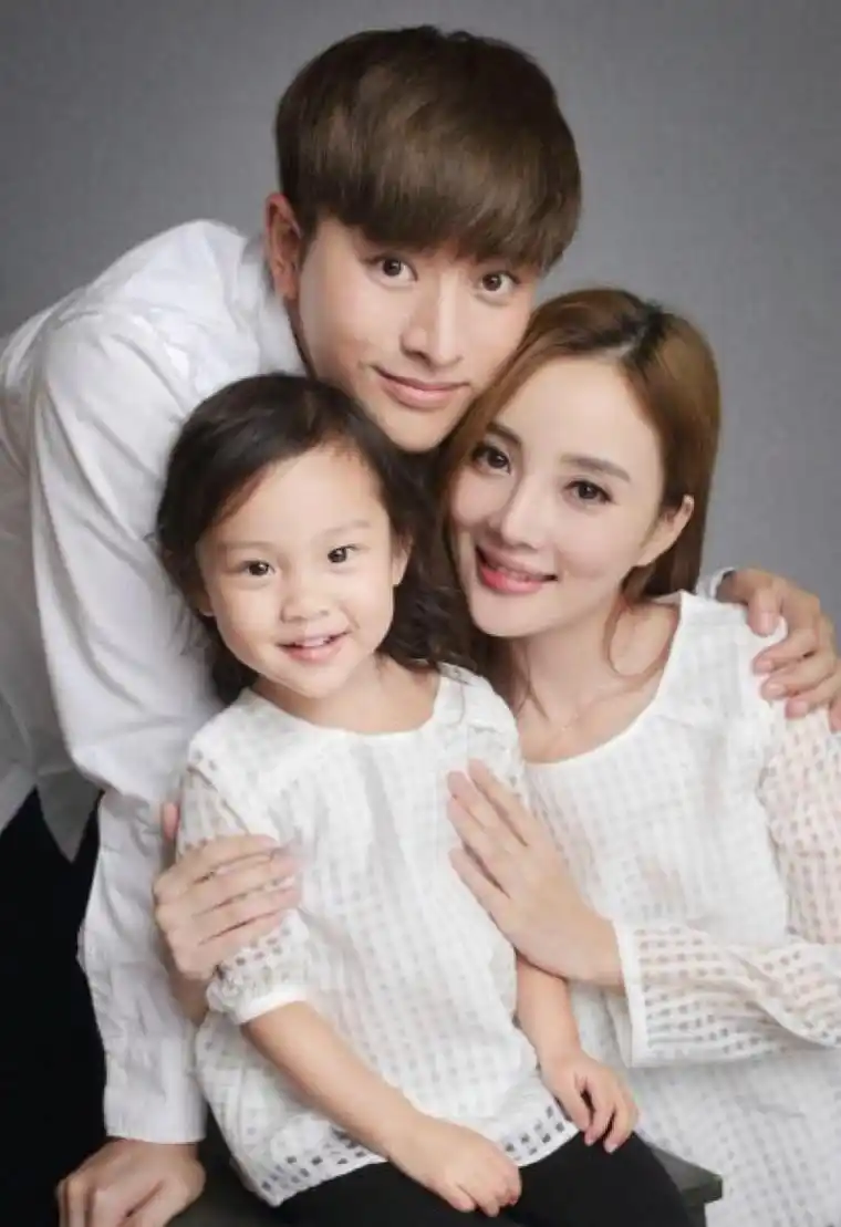 贾乃亮现任妻子是谁 —— 2010年11月,贾乃亮正式承认与女演员李小璐