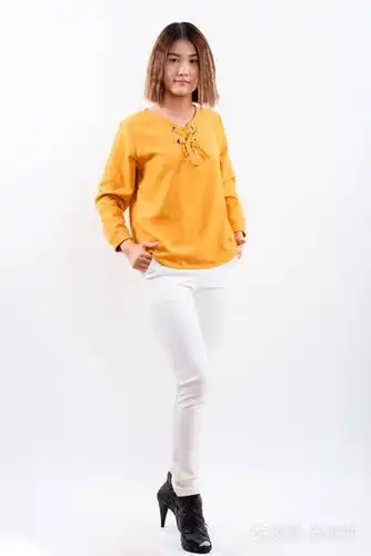 年轻漂亮的亚洲女子假扮全身照