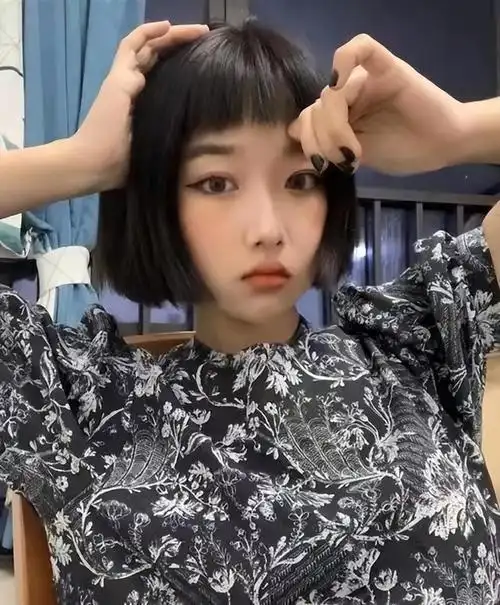 自己剪短发教程,短发发型女剪发教程(女生自己剪头发最简单的方法)