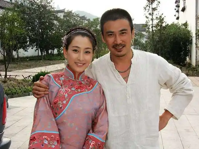 50岁柳云龙近照,隐藏20年老婆相貌平平,网友:这才是真爱