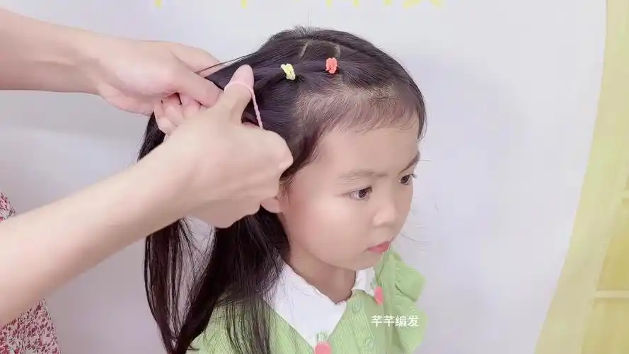 夏日炎炎,小女孩上学发型就这样扎起来,清凉又好看