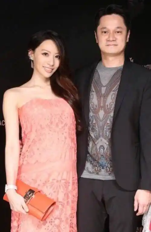 老公吃瓜她挑籽,地上不能有一根发丝_王滢_贵妇_西瓜籽