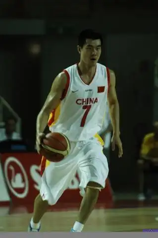 图文热身赛中国男篮75比96立陶宛王仕鹏运球