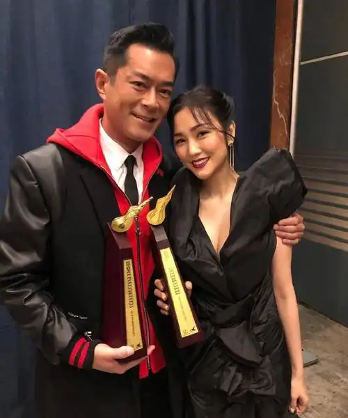 原创49岁古天乐和李若彤同框合影!95版的杨过小龙女再聚让人感慨万分