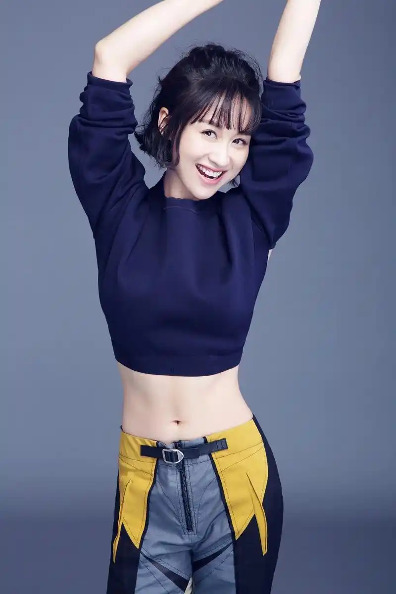 练束梅有着让人羡慕的身材和甜美可亲的外表,我真的很喜欢