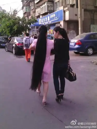 拖到脚后跟的超长马尾2