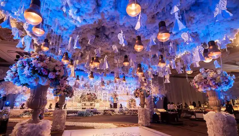 温暖灯光和垂吊云朵装饰的婚礼现场