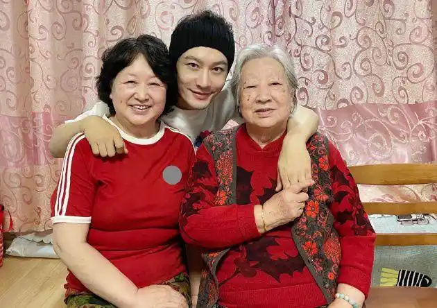 黄晓明晒三人合照,适合春节玩的家庭游戏,增进彼此感情