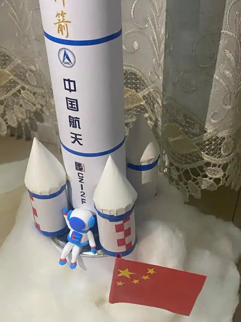 幼儿园手工制作——航天模型 小朋友幼儿园需要的废旧材料手工制作,在