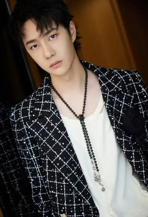 王一博出发图在床上