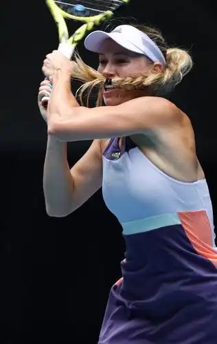 卡洛琳·沃兹尼亚奇迎来澳网终章,海边穿白色比基尼显健美身姿