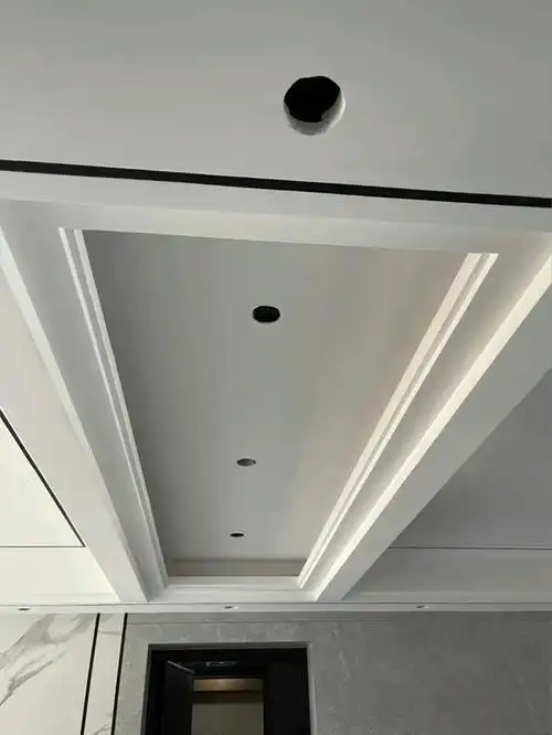 ①普通版吊顶比较传统的吊顶做法,就是"回字形".