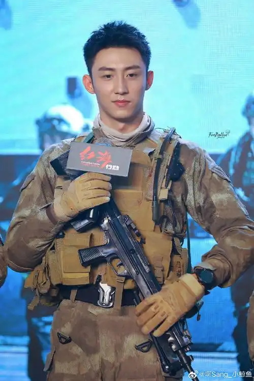 黄景瑜超话  考古红海行动宣传,狙击手顾顺就位  一个后脑勺都撩人的