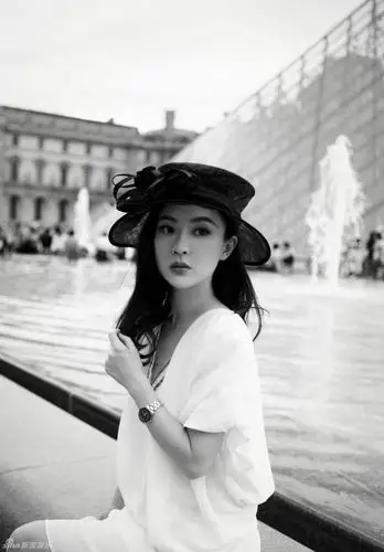 霍思燕漫步巴黎街头 白衣飘飘清新绽放东方美