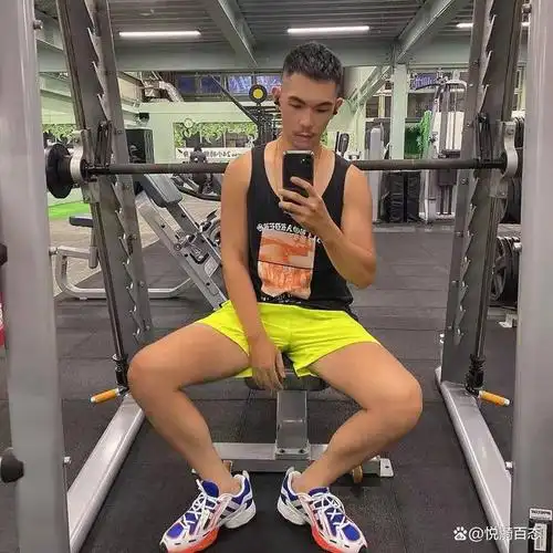 无需标榜大块头的肌肉男型男努力练身材一身薄肌照样很吸睛
