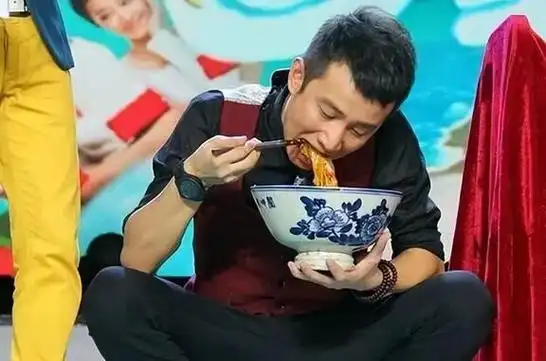 被央视批评仍不悔改,外出6助理30个保镖,娱乐圈德不配位何时休