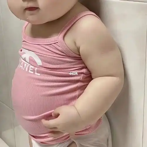 以后会更爱自己,亲爱的自己受苦了,因为吃药胖了,像这个小女孩肚子一