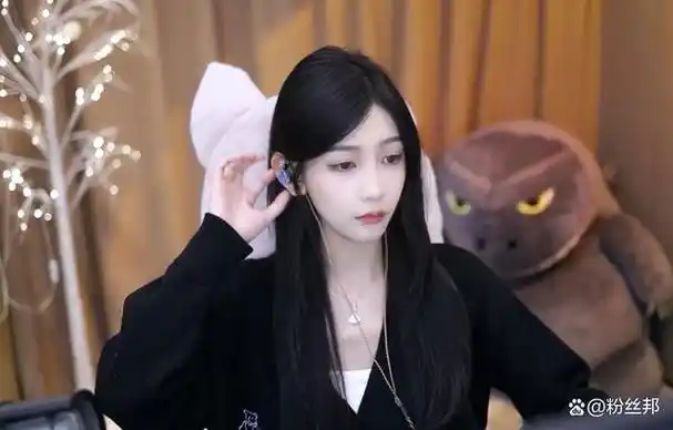 叶知秋是斗鱼直播的一位知名游戏主播,在斗鱼平台上拥有大量的粉丝.