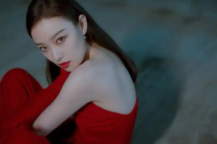 倪妮红色丝绒裤装 _ 图片网