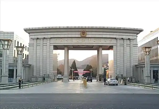 军军政大学的军事,政治,后勤三系为基础,分建中国人民解放军军事学院