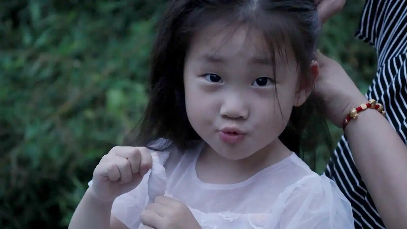 "我马上就可以上幼儿园啦".子墨,一个穿着白色小裙子的小姑娘 - 抖音