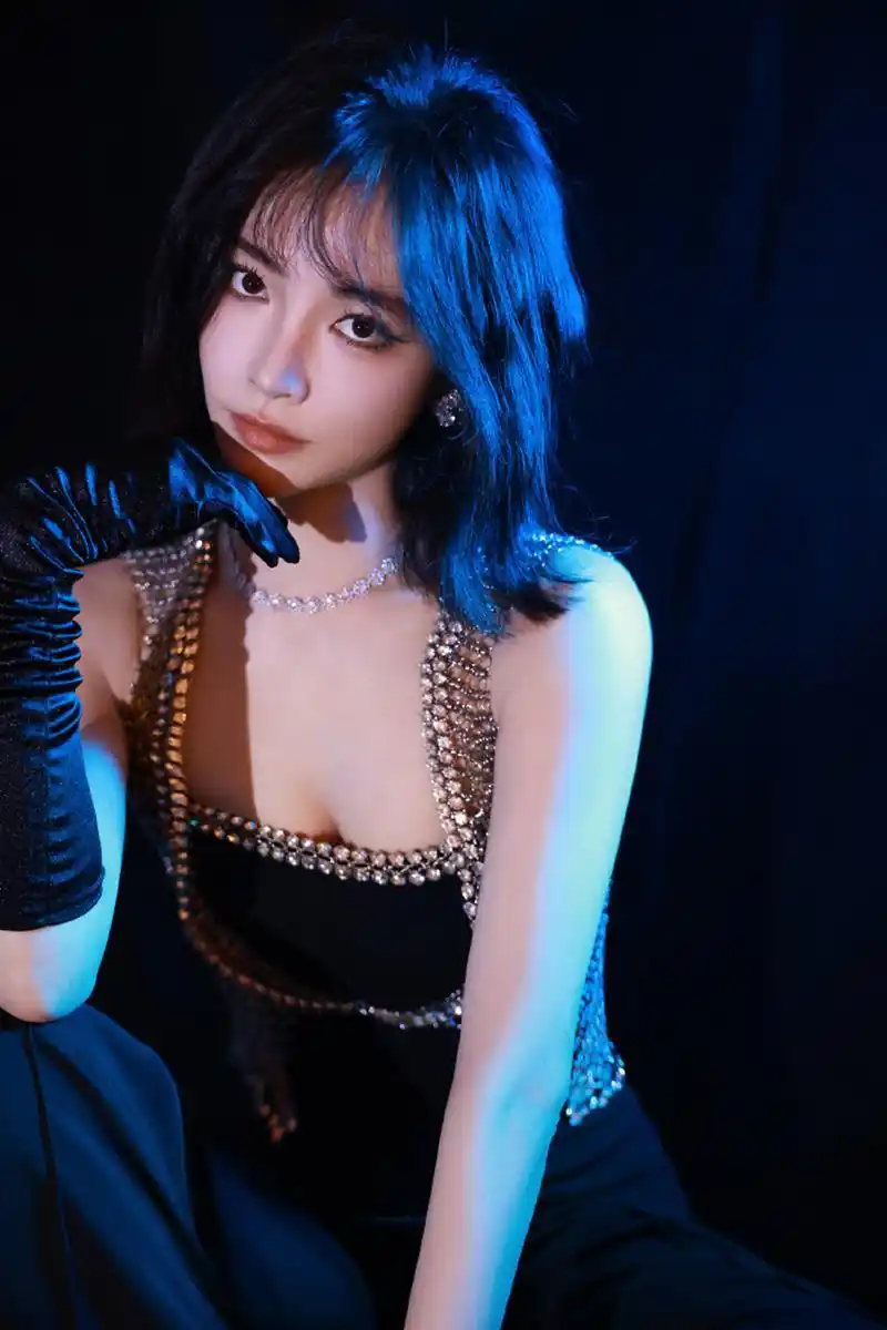 许佳琪黑色抹胸吊带装迷人,眼神尽显妩媚妖娆#许佳琪# #许佳琪蝎子腿