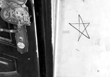 的符号像五角星一样,他突然想到了近日在网络上传播的有关小偷偷东西