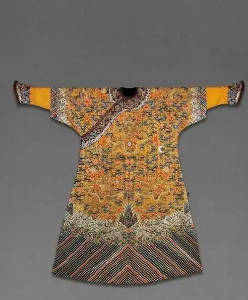 乾隆皇帝龙袍伦敦拍卖,估价130万,网友:大家组团买回赠祖国