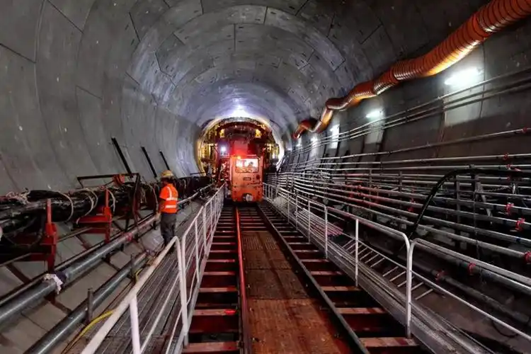 经过专用隧道向北延伸至香港落马洲与深圳福田站,与内地高铁网络连接