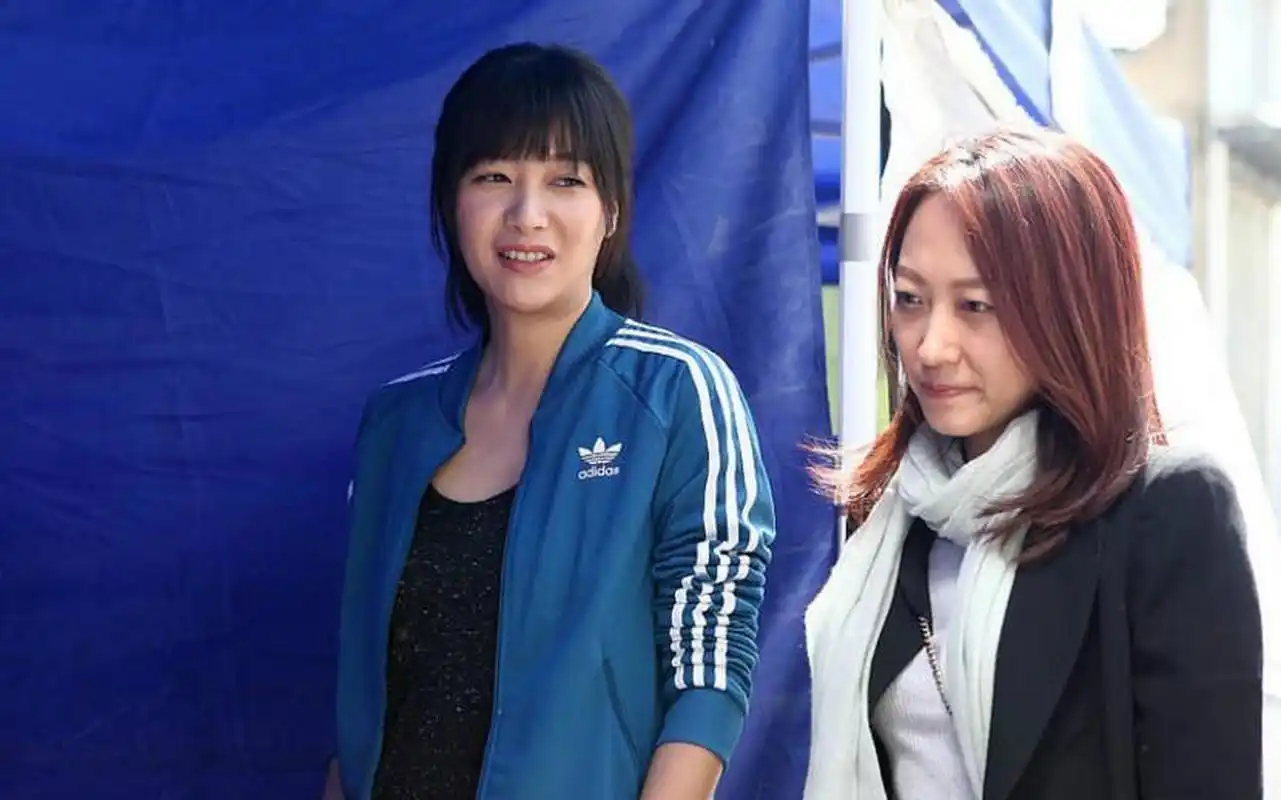 徐静蕾新片场发威抽烟解愁闷