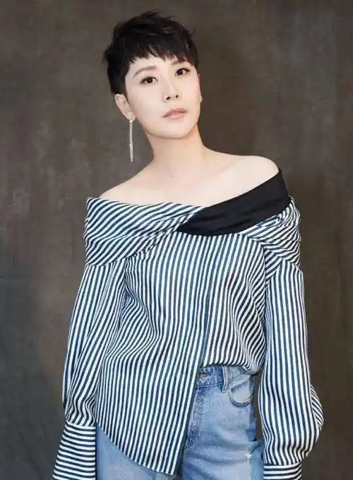 这也非常符合她整体干净利落的气质,还有一种女强人的即视感