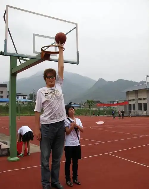 回顾亚洲巨人张欢身高238米被姚明视为接班人如今怎样了