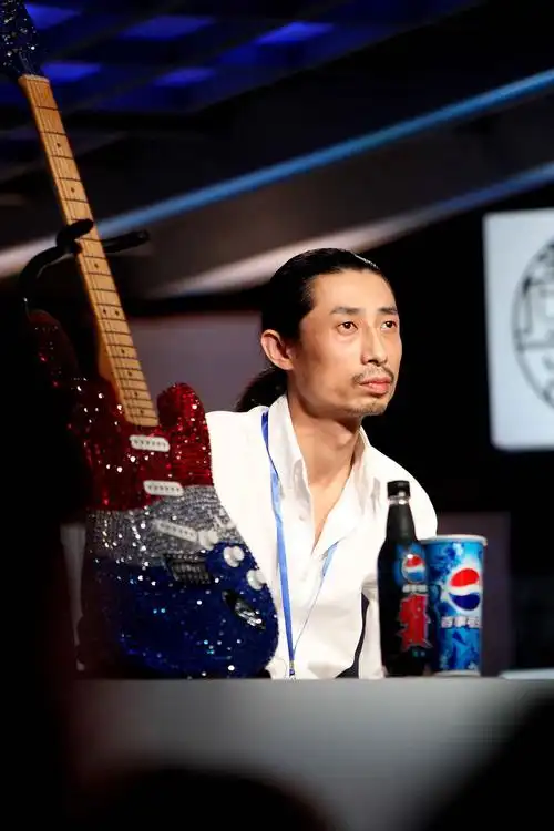 p>谢天笑,1972年12月8日生于山东淄博,中国摇滚歌手,音乐人创作人.