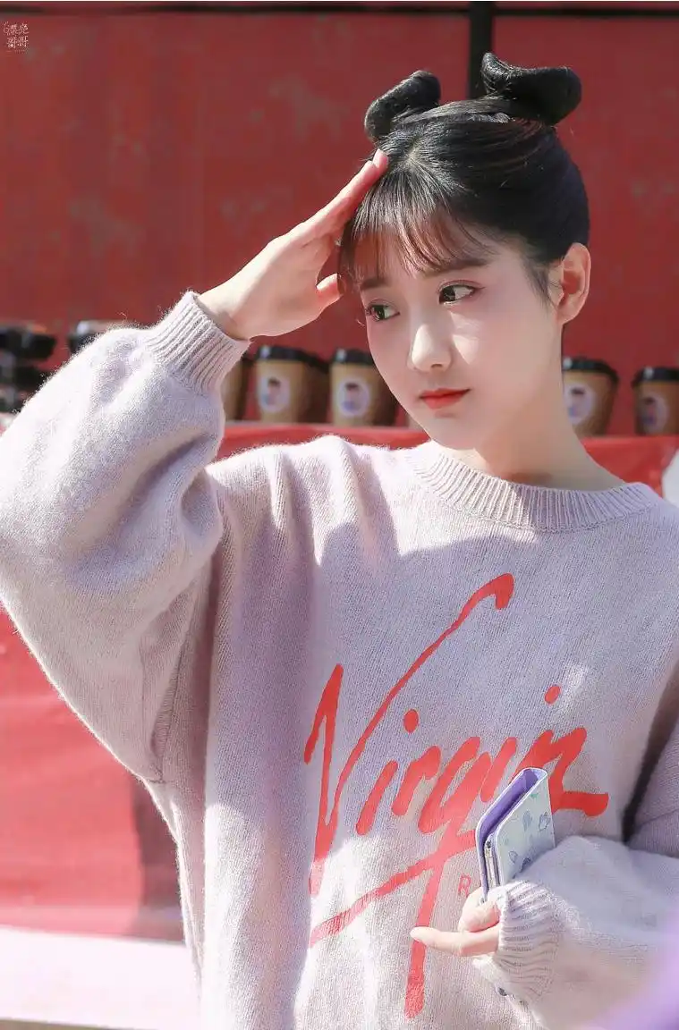 李艺彤和冯薪朵长得也太像了吧,不知道的还以为是一个人呢.