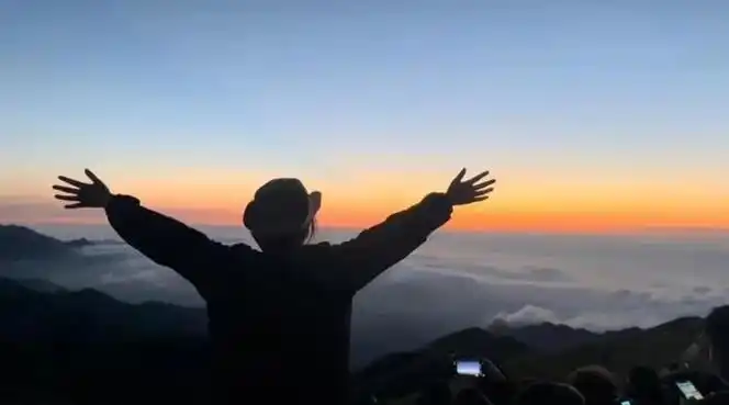 演绎着武功山的极致之美,让人情不自禁地张开双臂去拥抱那山海