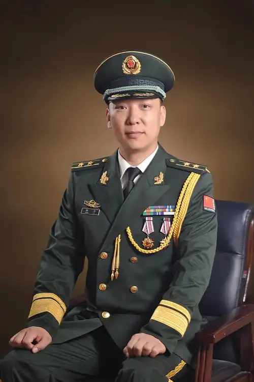 军衔从少尉,中尉,上尉,少校,到中校,职务从参谋到副主任,从大队长到