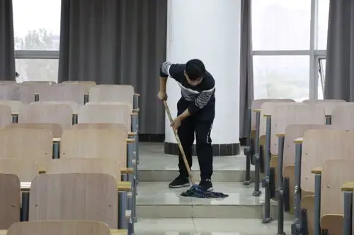 图为学生正在打扫卫生 摄影:陈爱媛