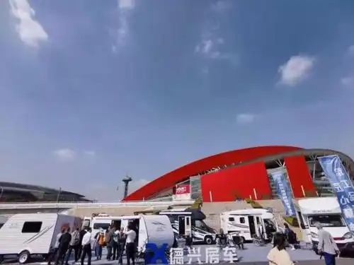 200辆房车的车友在方山音乐谷露营