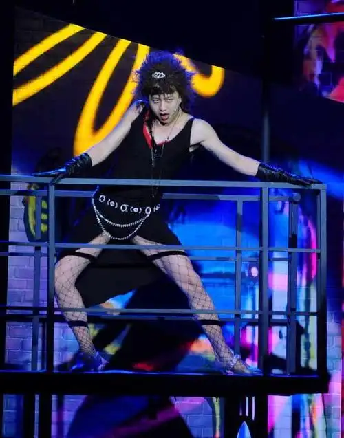 邓超男扮女装毁形象 穿网袜大跳钢管舞(图)