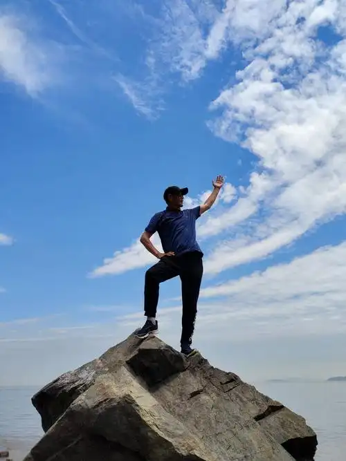 顶天立地,头顶蓝天.