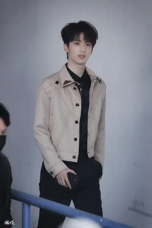 严浩翔走路仪态#严浩翔太瘦了虽然要保持身材但也要好好吃饭呀没想到